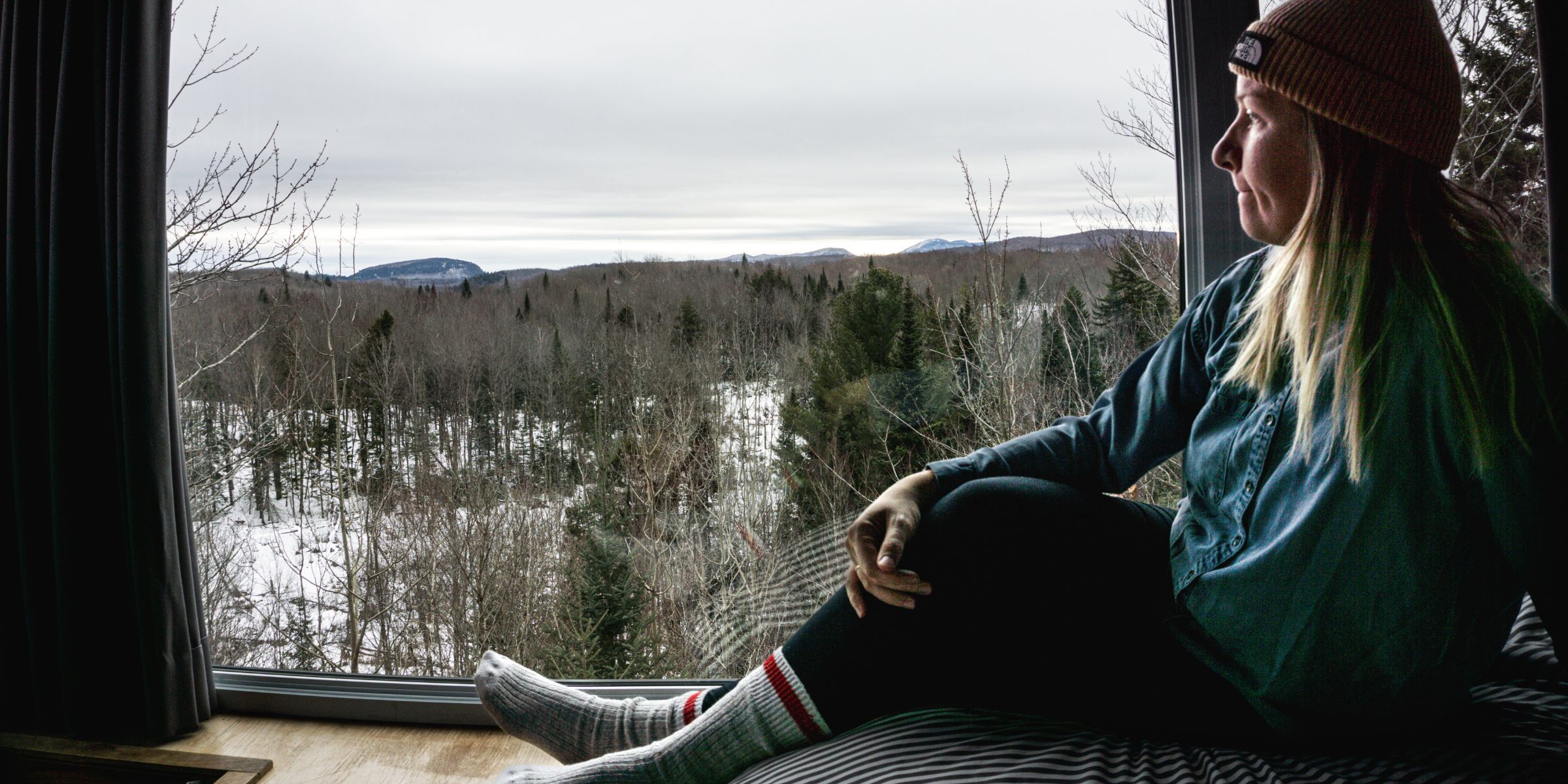 Vue extérieure d’une cabine moderne à Laö, parfaite pour une expérience de glamping au Québec