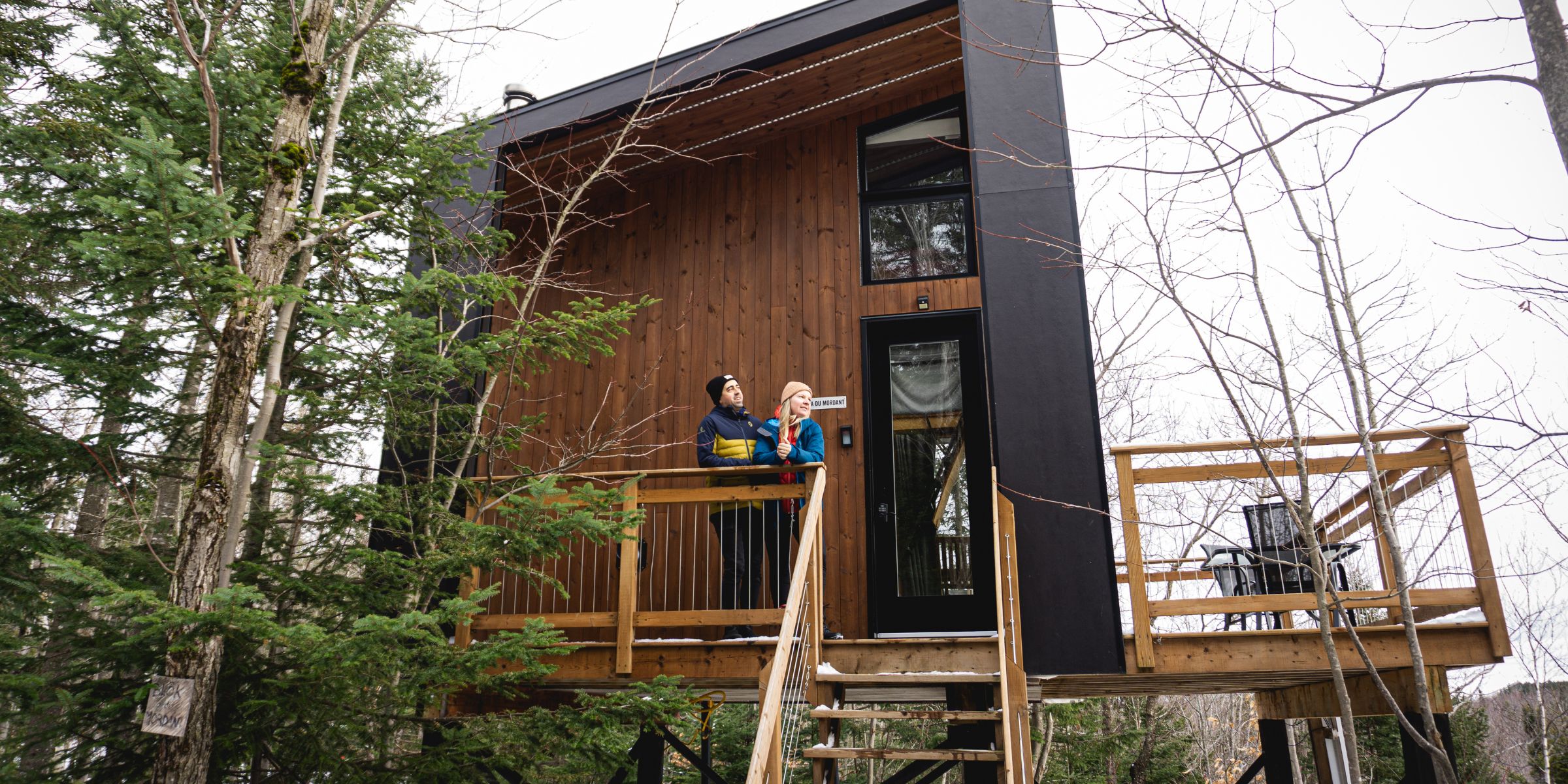 Glamping au Québec - Cabine contemporaine vitrée nichée en pleine forêt, idéale pour une escapade nature dans les Cantons-de-l'Est.